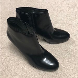 NWT Cole Hann bootie Black- 7M. Looking great with skinny jeans and leggings